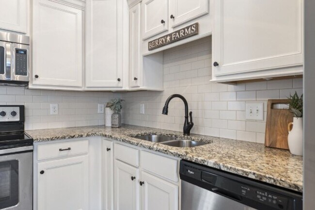 Building Photo - Beautiful Townhouse in Berry Farms!