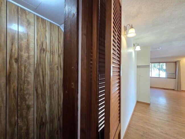 Building Photo - Large 4 Bedroom 2 Bath in Quaint Waterville