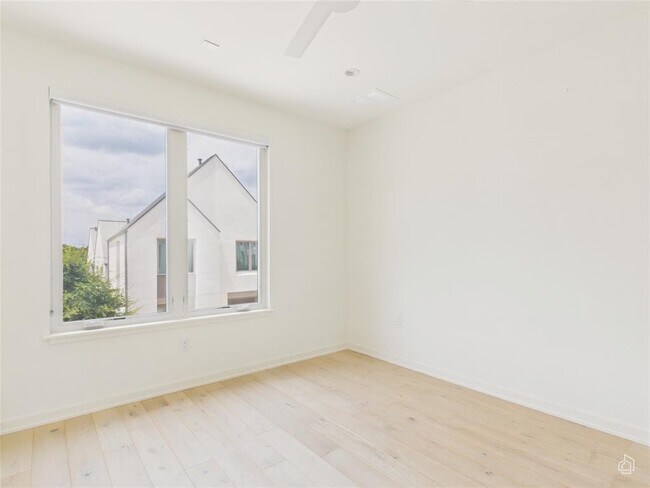 Building Photo - 3306 Cantwell Ln