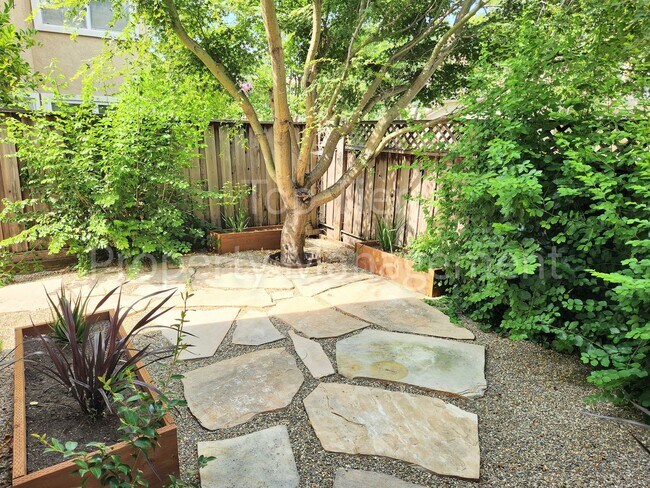 Building Photo - Stunning Newly Remodeled 4 bed / 2.5 bath ...