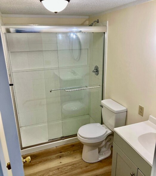 Building Photo - 818 Bay St