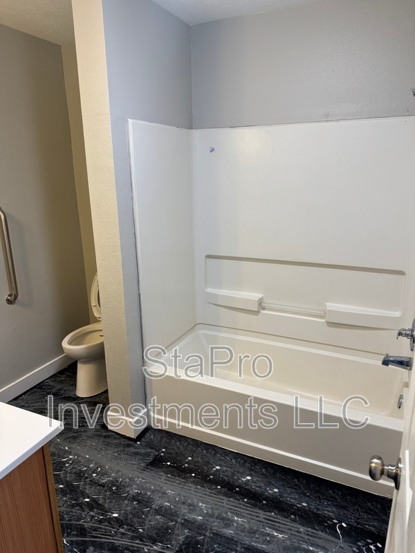 Building Photo - 128 Village Pl