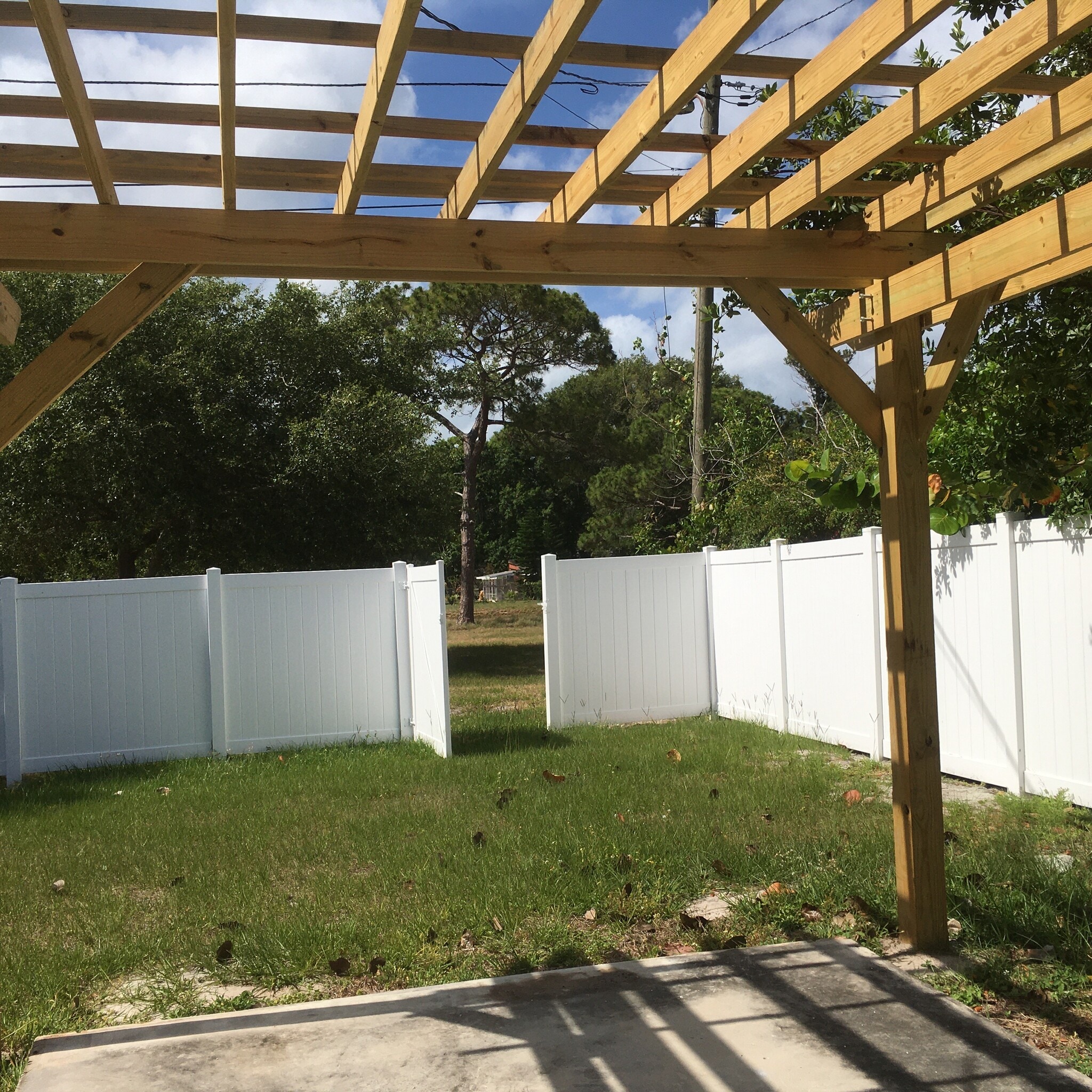 Pergola to park - 658 64th Ave S