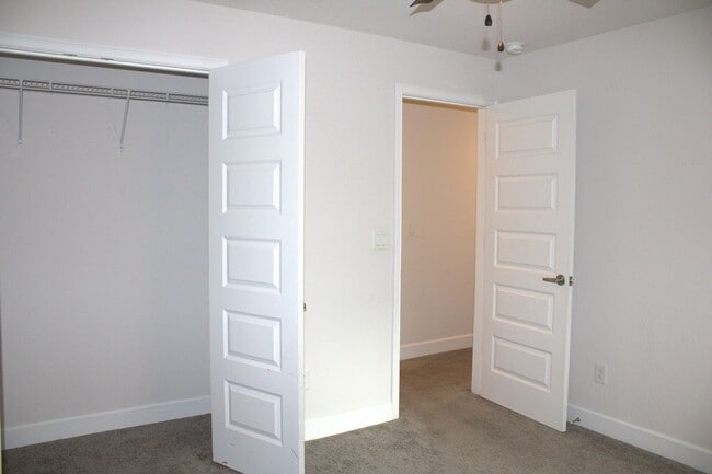 Building Photo - 4BR/2BA home available for rent in Weeki Wachee