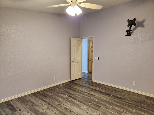 Building Photo - Stunning 3 bed / 2 bath Solar Home in Desi...