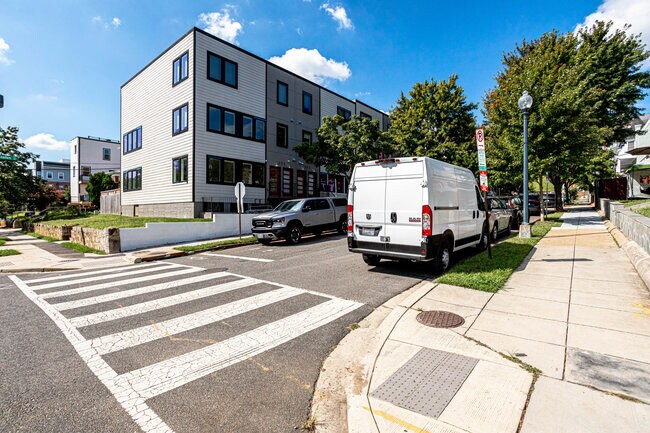 Building Photo - 233 Seaton Pl NE