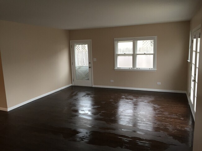 Building Photo - 517 Waukegan Rd