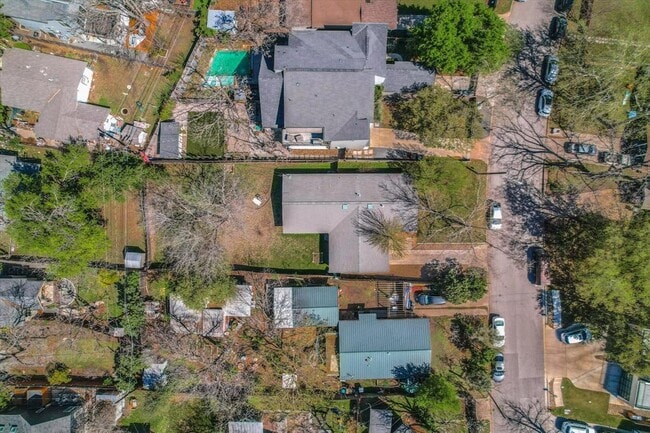 Building Photo - 3108 Fontana Dr