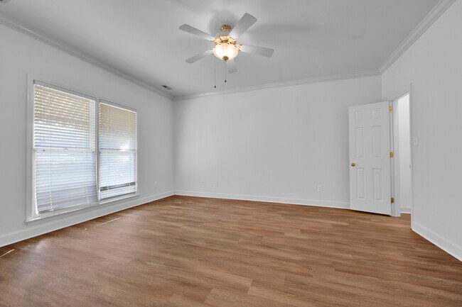 Building Photo - 310 Willow Crest Ln