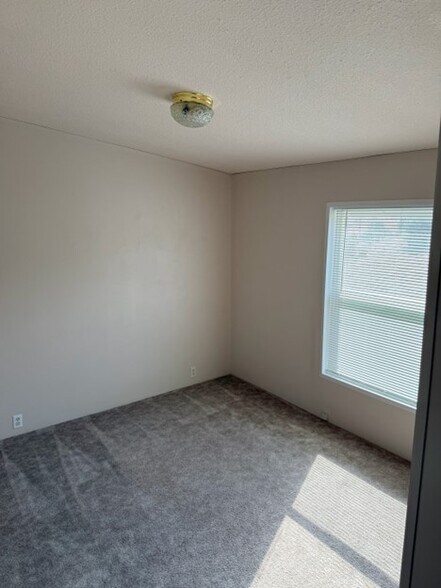 Building Photo - 801 Box Canyon Rd