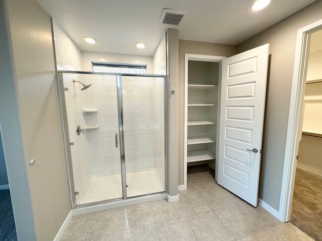 Building Photo - Beautiful Single Level Home Near Verrado!