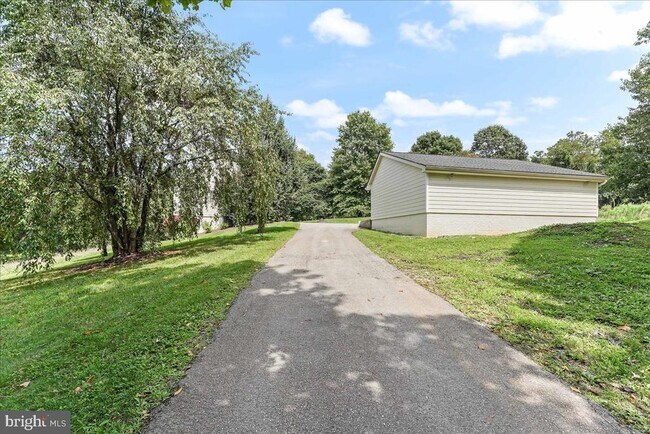 Building Photo - 619 E Hillendale Rd