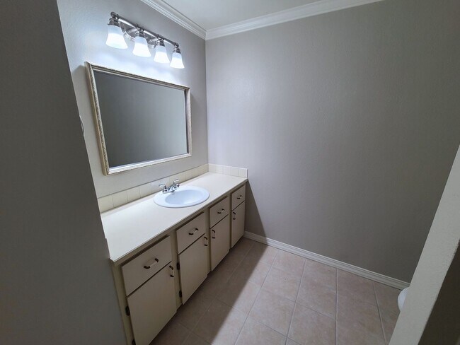 Building Photo - 2Bd/2Ba Spacious Bellevue Condo - W/S/G & ...