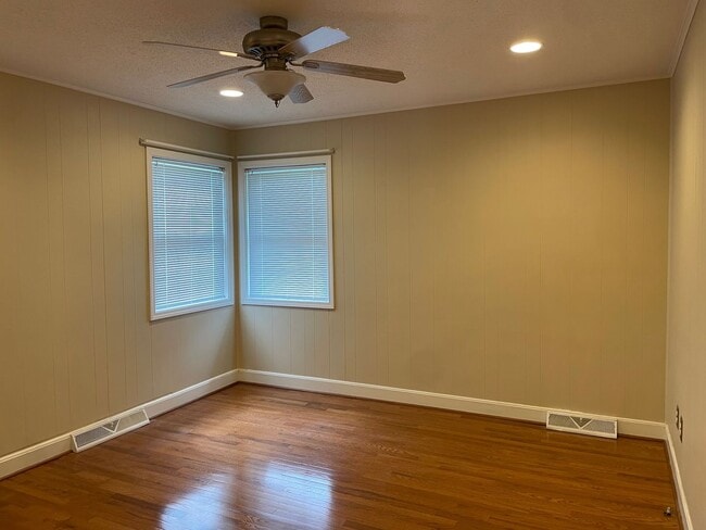 Building Photo - Beautiful 2 Bed, 1 Bath Brick Home in coun...
