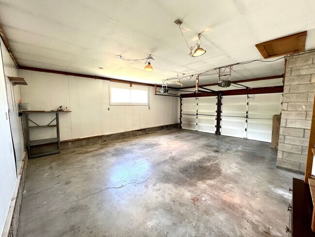 Building Photo - 4 bed 2 bath Single Family Home with Bonus Room, Fully Fenced Yard and Double Car Garage Close to...