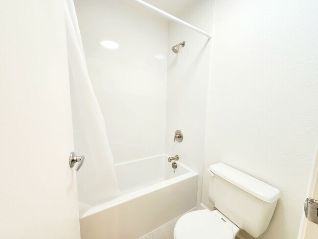 Building Photo - Top floor remodeled Woodlake unit