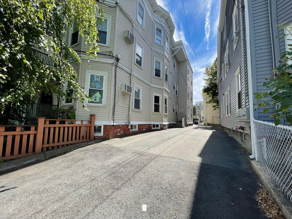 Building Photo - 51 Beacon St