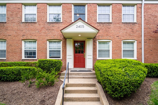 Building Photo - 2405 Arlington Blvd