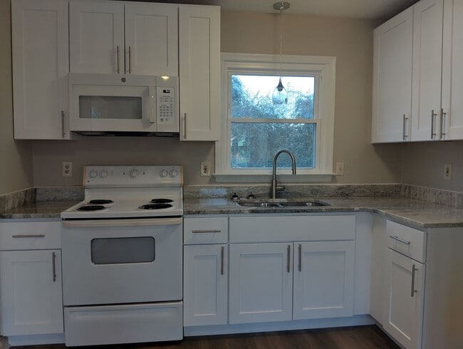 Building Photo - 7420 Bellehaven Dr