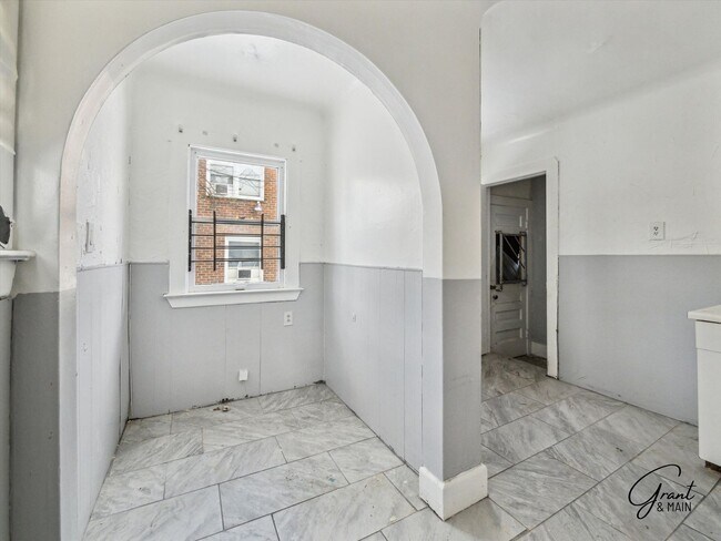 Building Photo - $1200 Bungalow