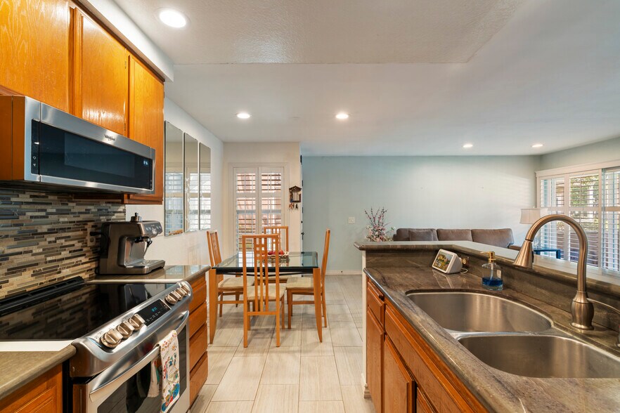 Building Photo - 3863 Thorncroft Ln