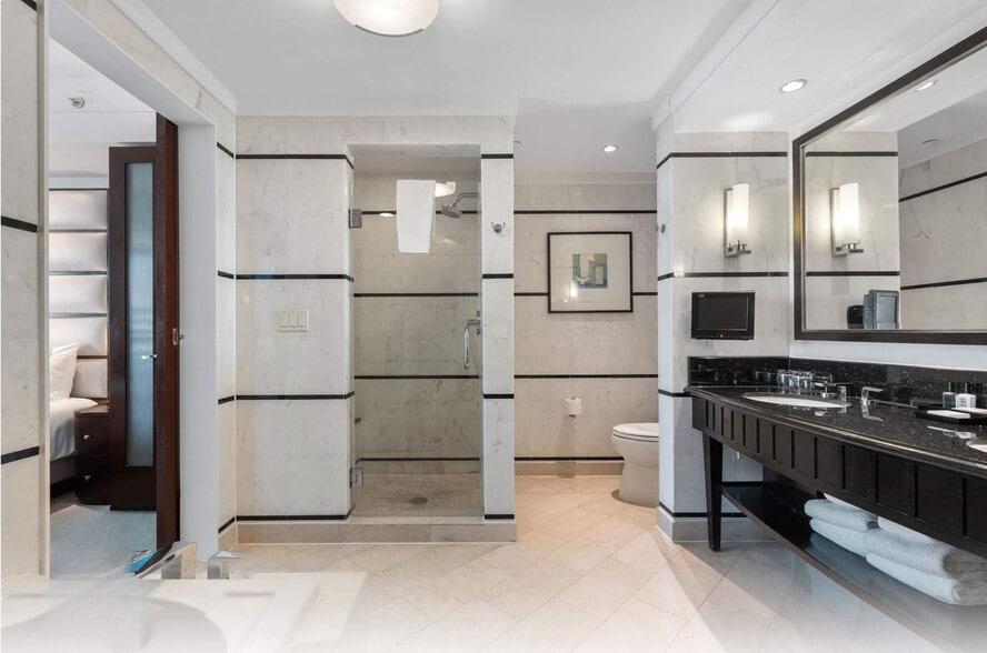 Building Photo - 4391 Collins Ave