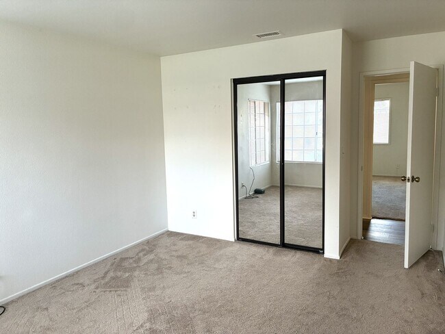 Building Photo - GREAT NEIGHBORHOOD IN RIALTO HILLS 4BED+2BATH