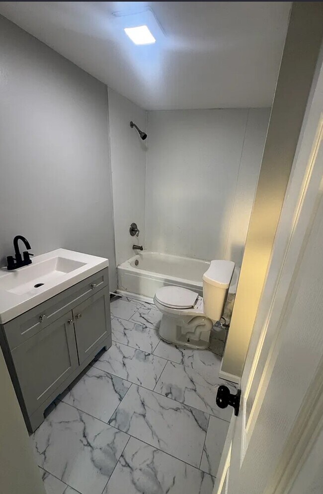 Building Photo - 27 Evans St