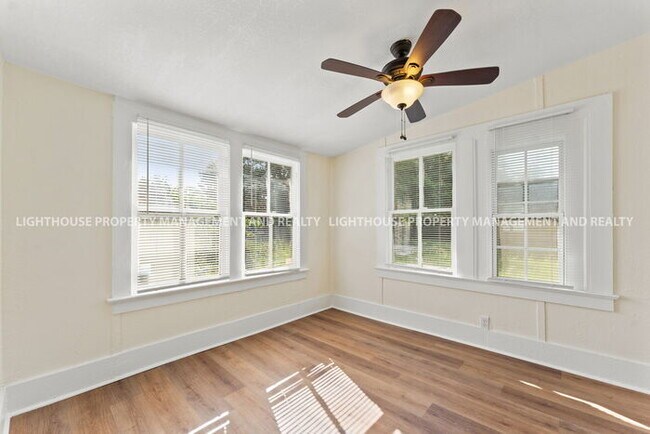 Building Photo - Charming 3x2 Bungalow