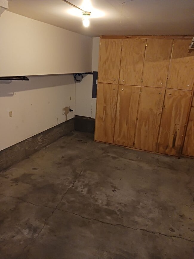 Building Photo - 708 Highland Dr