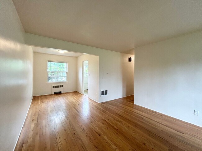 Building Photo - One Bed, One Bath, Vintage Charmer!