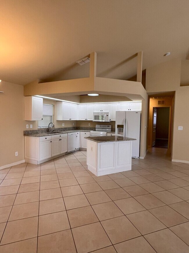 Building Photo - Lovely Home In SW Cape Coral