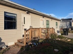 Building Photo - 2 Bed 1 Bath Duplex