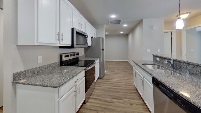 Building Photo - Condo Style Upper 3 Bedroom 2 Bathroom plus Den Apartment