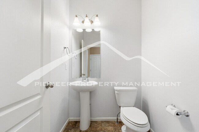 Building Photo - Gorgeous Home with Central AC and Washer/D...