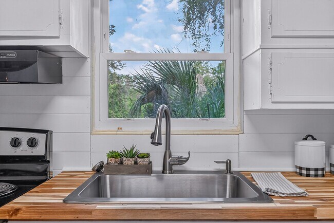 Building Photo - 901 S Madison Dr