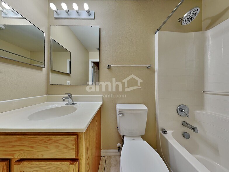 Building Photo - 1683 Sorento Cir