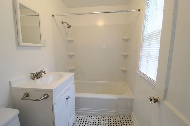 Building Photo - One Bedroom Duplex in North Kansas City
