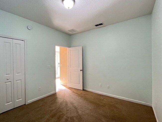 Building Photo - Well Appointed 4/3  Dreamfinders Home