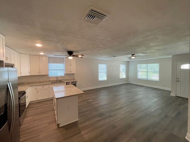 Building Photo - Newer 3/2 in Turkey Creek!