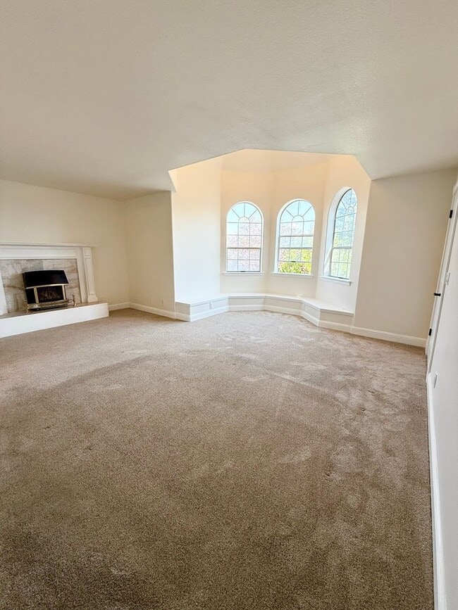 Building Photo - Pet Friendly! Walk to Downtown