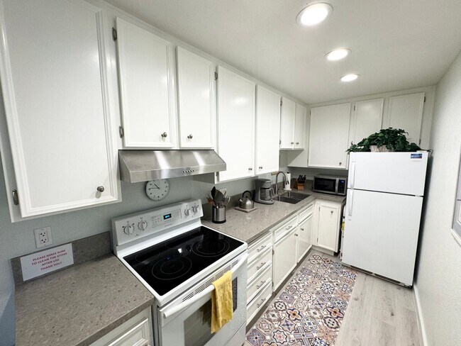 Building Photo - Long Term - Beautifully Updated 1 Bedroom Condo in Palm Springs Villas II
