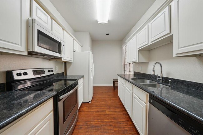 Building Photo - 2255 Braeswood Park Dr