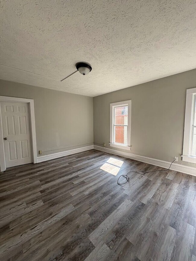 Building Photo - 656 Kling St