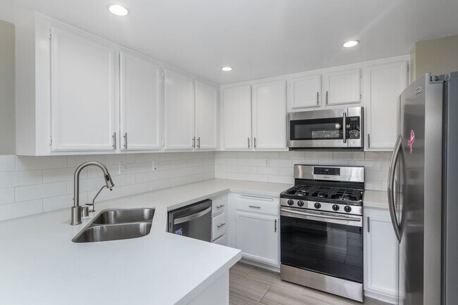 Building Photo - Beautiful two-bedroom, two-bath home in Oa...