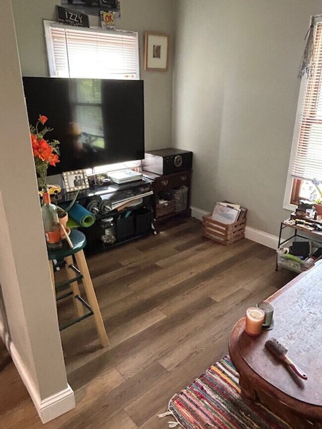 Building Photo - Contemporary 1BR/1BA - Location Meets Styl...
