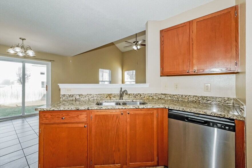 Building Photo - 1107 Crescent Dr