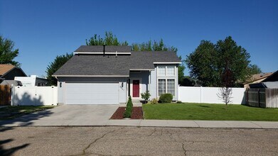 Building Photo - 3 Bedroom with large yard.
