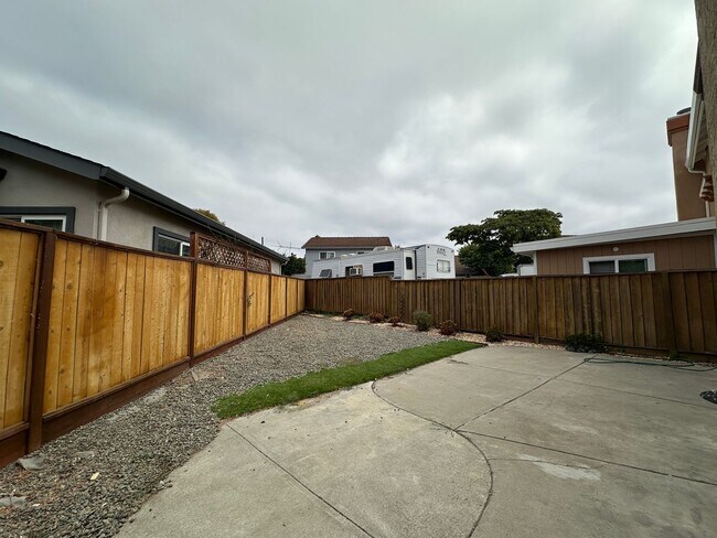 Building Photo - 930 Alexis Ct