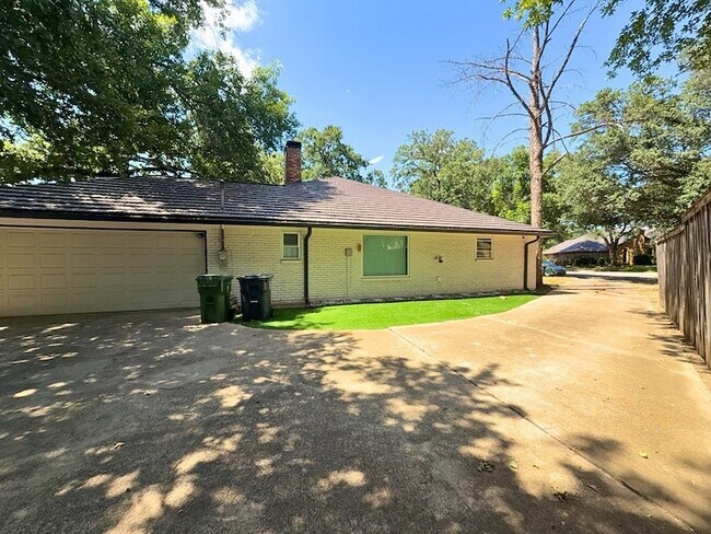 Building Photo - 1900 Mill Run Dr